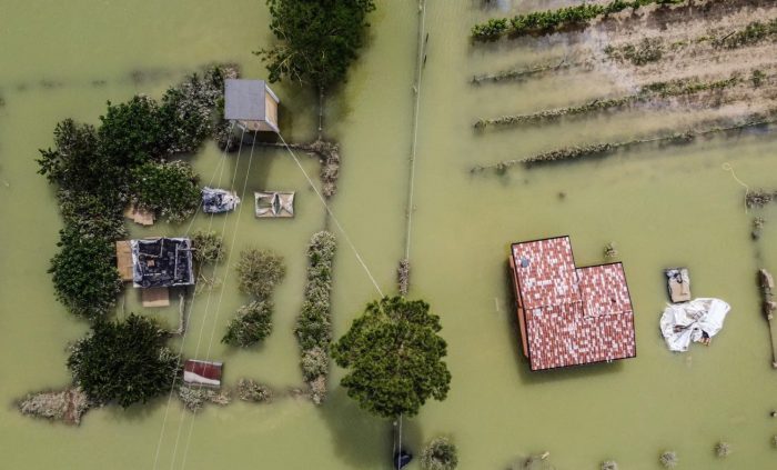 Itália sofre com chuvas torrenciais, deixando 13 mortos e 10 mil desabrigados