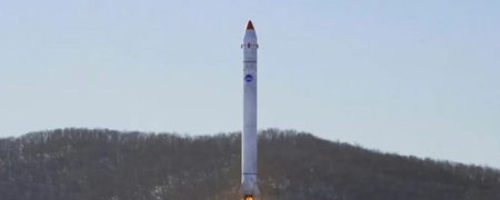 Foguete norte-coreano lançado com satélite 
