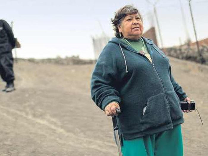 Idosa peruana vive dentro de terreno de presídio há quase 30 anos com permissão
