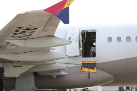 Passageiro causa pânico ao abrir porta de avião durante o vôo, na Coréia do Sul