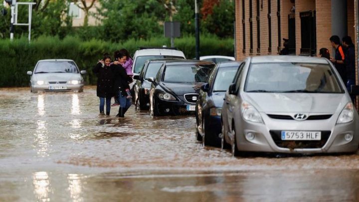 Chuvas torrenciais inundam ruas no sul da Espanha após longa seca