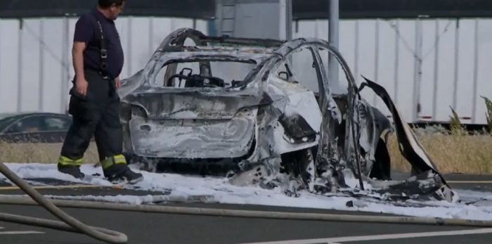 Motorista quase morre com carro elétrico da Tesla que pegou fogo sem explicação, nos EUA