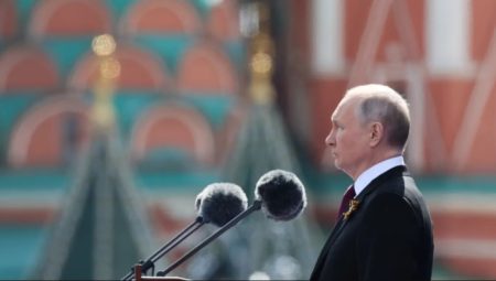 Putin diz que a Rússia é alvo de todo o Ocidente, durante o Dia da Vitória