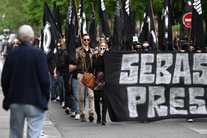 França: Polícia sofre duras críticas ao permitir manifestação neonazista