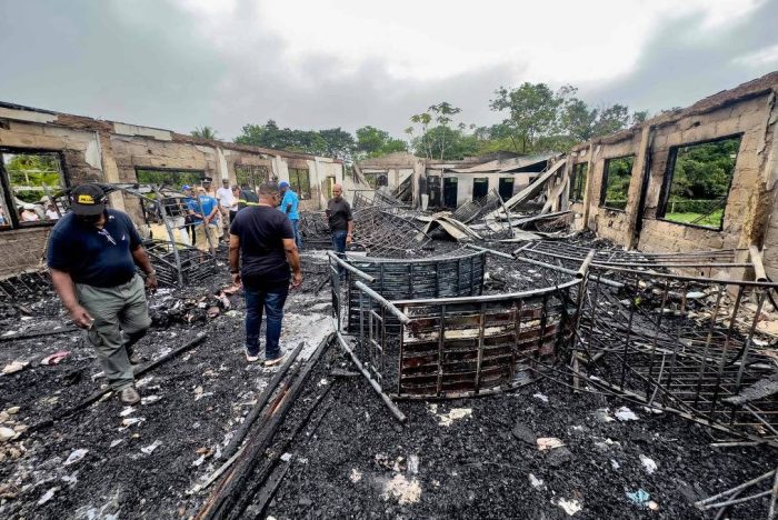 Dormitório em escola na Guiana pega fogo, mata 19 e fere 21 pessoas