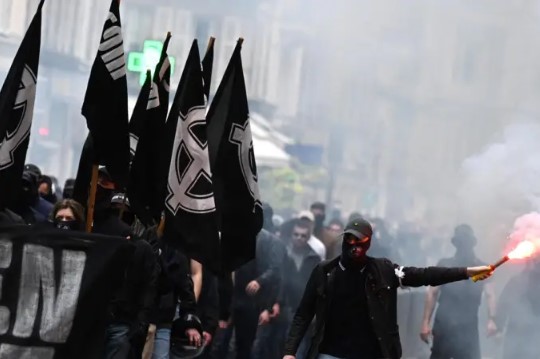França: Polícia sofre duras críticas ao permitir manifestação neonazista