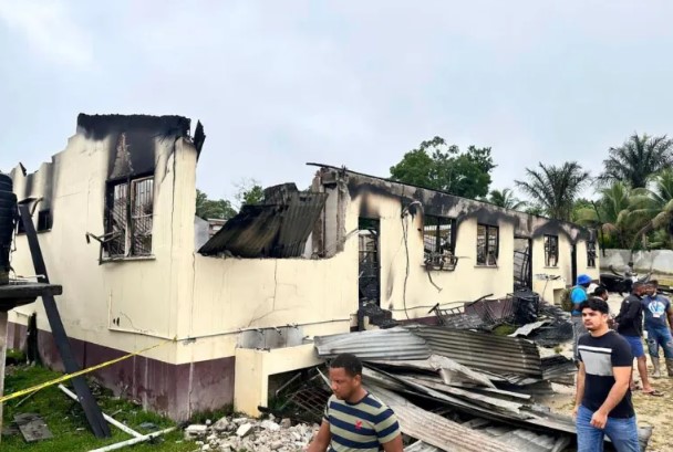 Dormitório em escola na Guiana pega fogo, mata 19 e fere 21 pessoas