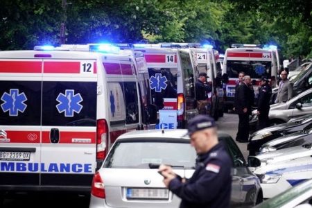 Garoto de 14 anos atira e mata nove alunos em escola na Sérvia