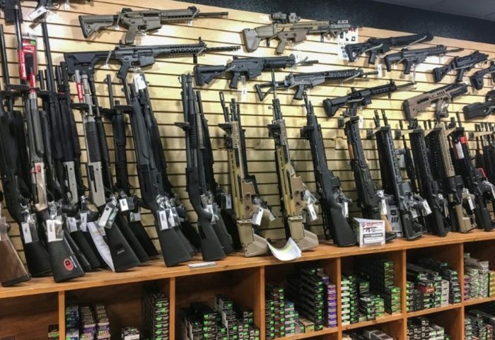 Biden reforça pedido para proibição de armas após atentado em shopping no Texas