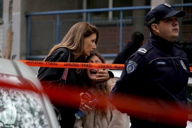 Garoto de 14 anos atira e mata nove alunos em escola na Sérvia