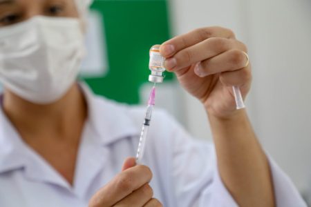 EUA aprova primeira vacina do mundo contra vírus que provoca bronquiolite