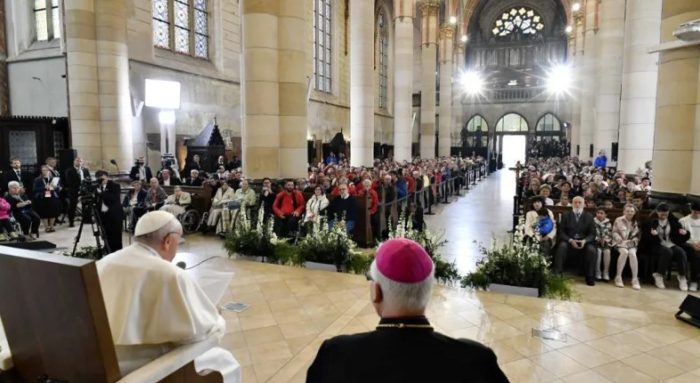 Papa Francisco diz que proibir imigrantes "contraria as lições de Jesus"
