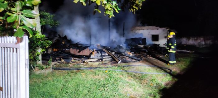 Residência fica destruída após incêndio, em Indaial