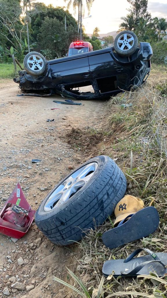 Carro capota e deixa adolescente de 15 anos com ferimentos graves em Presidente Getúlio