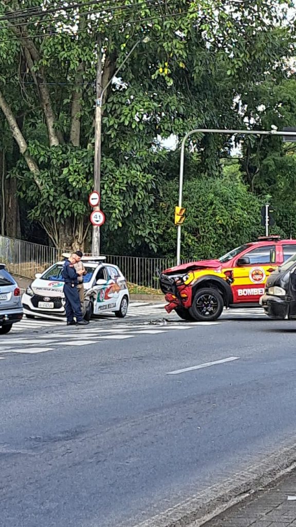 Em acidente incomum, carro do Corpo de Bombeiros bate em veículo da PM em Blumenau