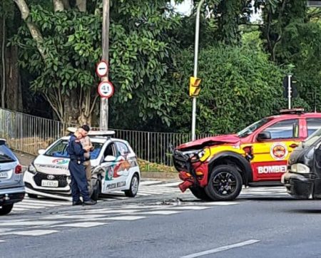 Em acidente incomum, carro do Corpo de Bombeiros bate em veículo da PM em Blumenau
