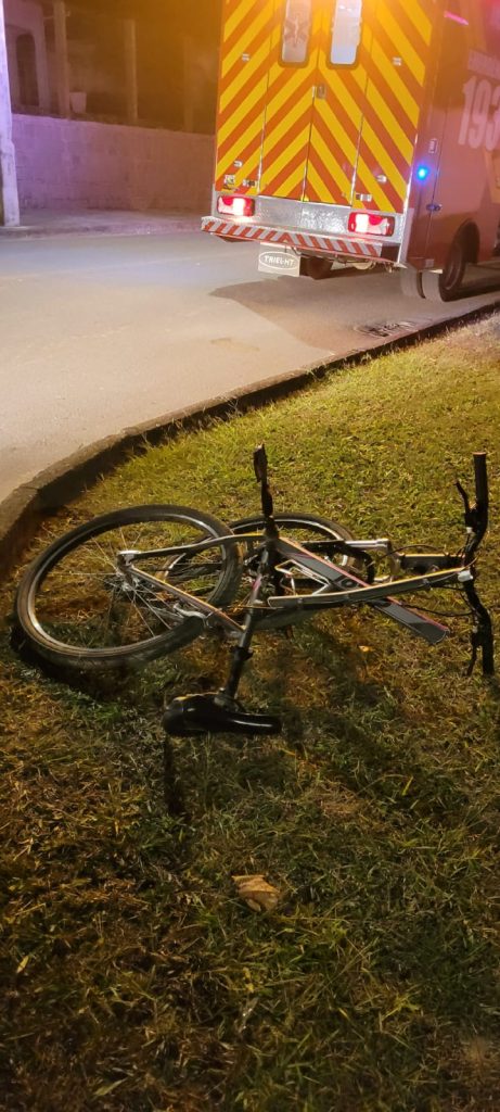 Motorista bate em bicicleta, deixa jovem ferida e foge do local, em Timbó