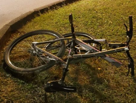 Motorista bate em bicicleta, deixa jovem ferida e foge do local, em Timbó
