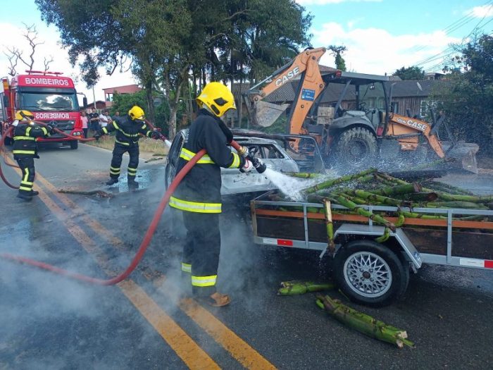 Motorista morre após carro pegar fogo em acidente com retroescavadeira em Navegantes