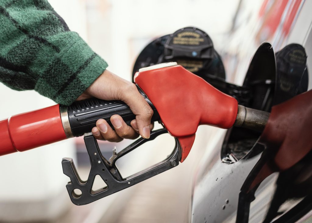 Preço da gasolina cai R$ 0,21 em SC e alivia o bolso dos catarinenses