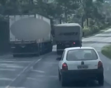 VÍDEO: Caminhão faz ultrapassagem perigosa na BR-470 e quase causa acidente