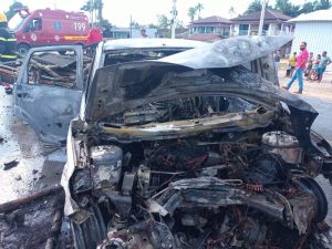 Motorista morre após carro pegar fogo em acidente com retroescavadeira em Navegantes