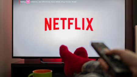 Procon-SC notifica Netflix após cobrança extra por compartilhamento de senha