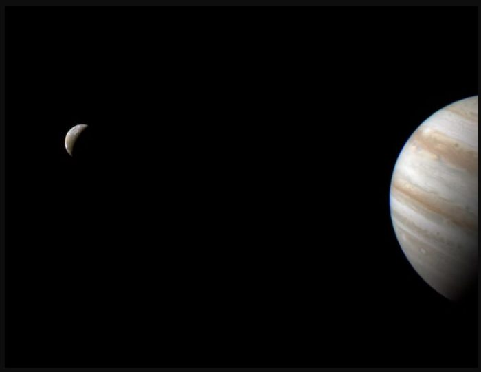 Sonda da NASA tira fotos da lua Io, o local mais vulcânico do Sistema Solar