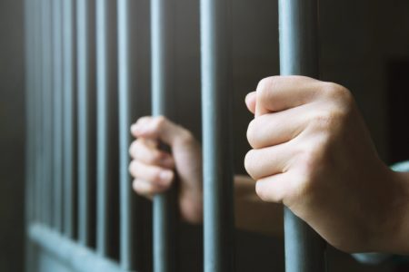 Condenado por estupro é preso pela PM durante barreira policial, em Brusque