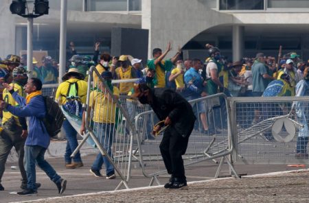 GSI prevê manifestações investe quase R$ 1 milhão em 62 mil grades de proteção em Brasília