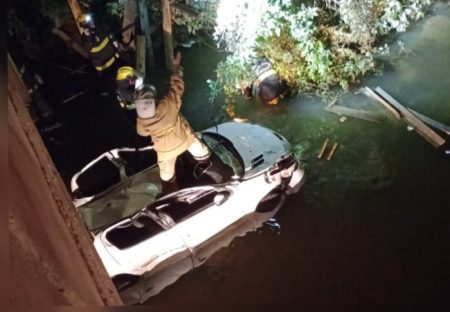 Duas pessoas morrem após carro cair no rio em Indaial