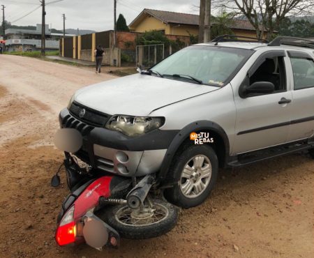 Biz para embaixo de carro após colisão em Timbó