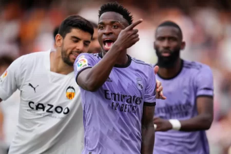 Vinicius Júnior é alvo de racismo durante jogo na Espanha