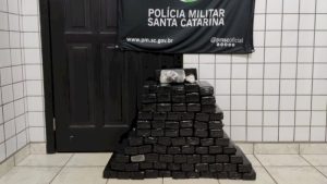 Suspeito por tráfico é preso com 50 kg de maconha em Imbituba