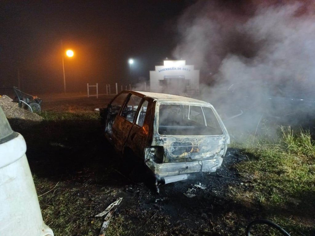 Homem que botou fogo em carro, tenta impedir os Bombeiros de apagar as chamas em Salete