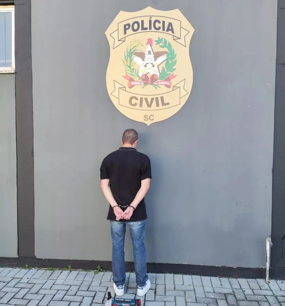 Homem é preso tentando vender esmerilhadeira em Blumenau