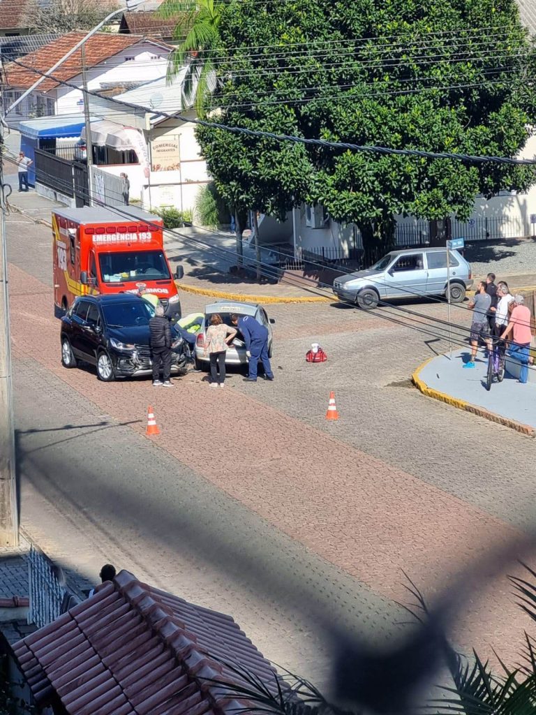 Motorista fica preso no carro após colisão em Timbó