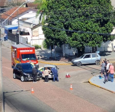 Motorista fica preso no carro após colisão em Timbó