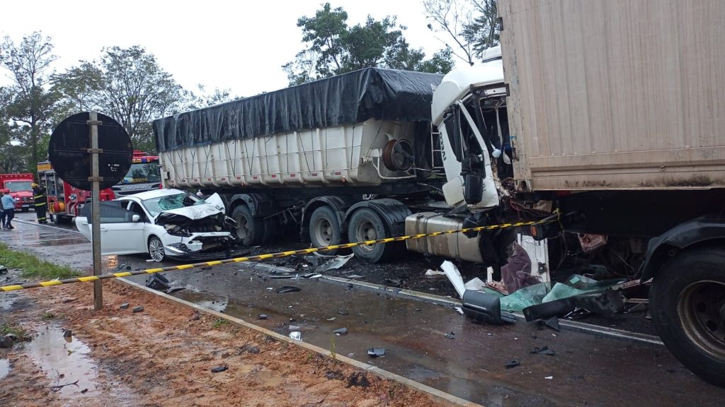 Acidente envolvendo seis veículos interdita a BR-470 entre Rodeio e Indaial