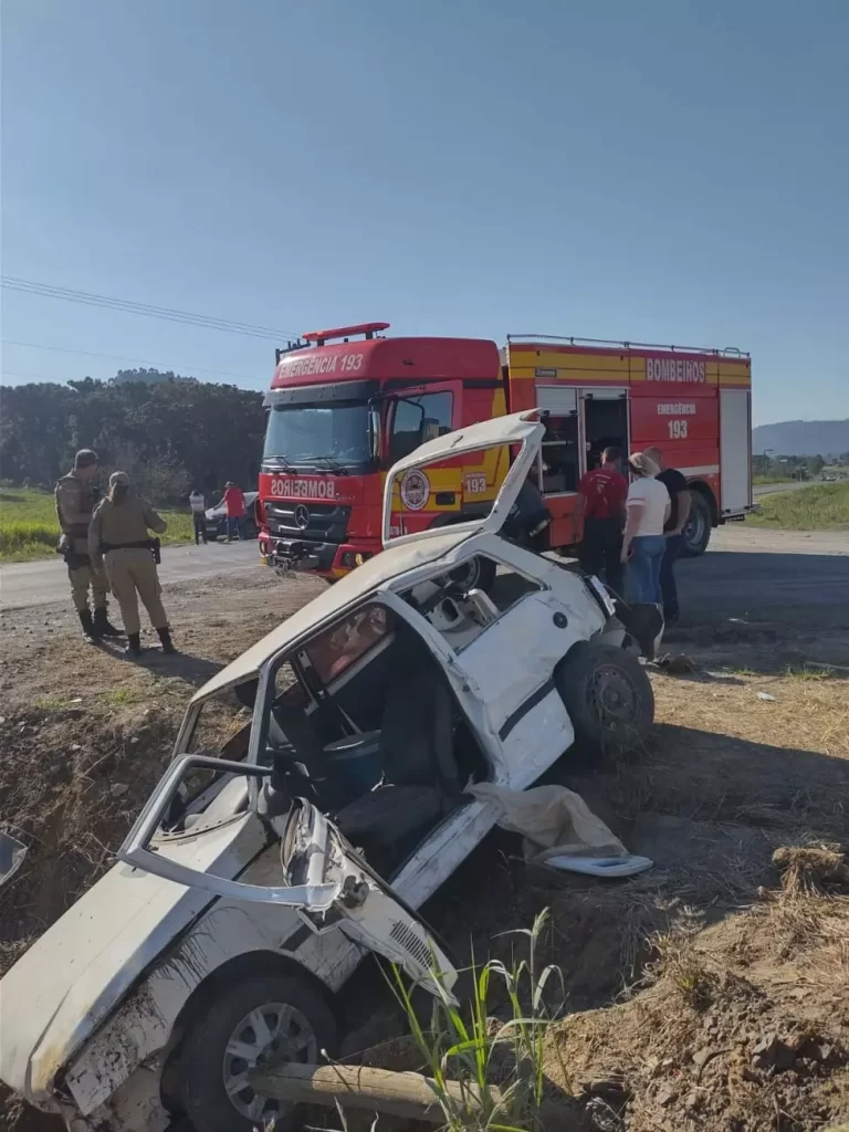 Após saída de pista, homem fica preso às ferragens em Ituporanga