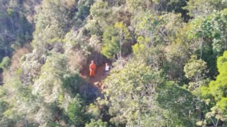 Jovem é resgatada pendurada em helicóptero após torcer o pé durante trilha em Palhoça