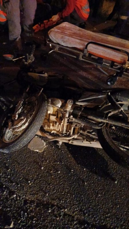 Motociclista é levado em estado grave ao HBR após colidir contra caminhão em Indaial
