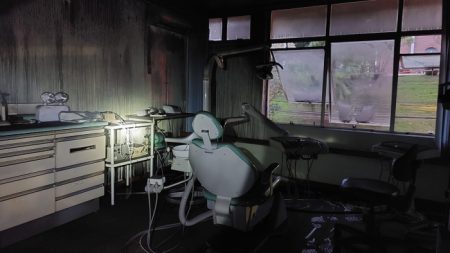Consultório odontológico é destruído após ser atingido por chamas em Blumenau