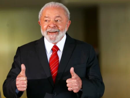 Quarenta sete deputados assinam o pedido de impeachment de Lula