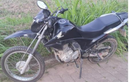 Casal sofre ferimentos após caírem de moto em Rio dos Cedros