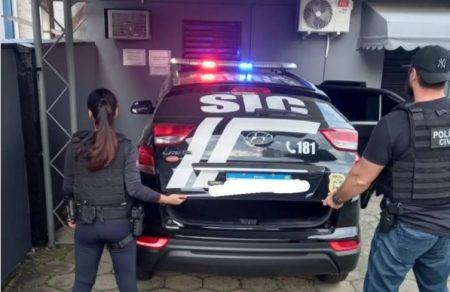 Mulher condenada por tráfico de drogas é presa pela Polícia Civil de Timbó no bairro Dona Clara