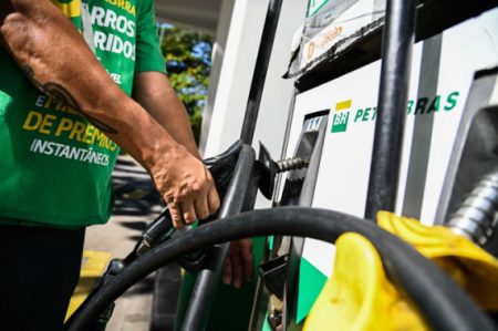 Petrobras anuncia redução do preço da litro da gasolina vendido para distribuidoras