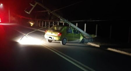 Motorista foge após colidir contra poste em Timbó