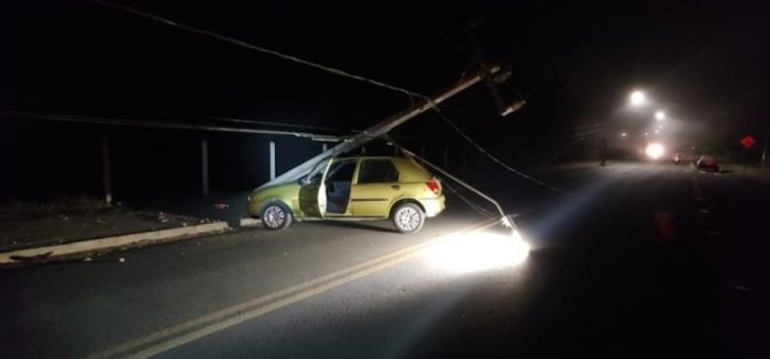 Motorista foge após colidir contra poste em Timbó 