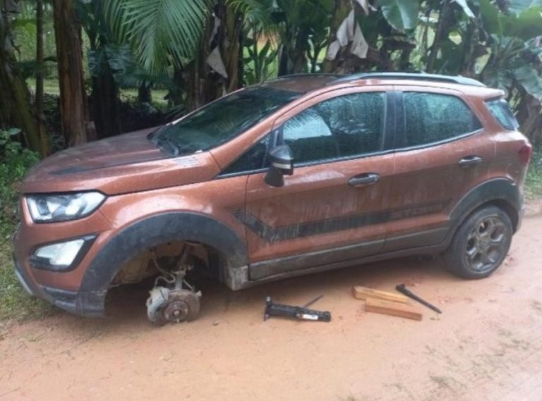 Veículo alvo de assalto na madrugada é encontrado revirado em Indaial